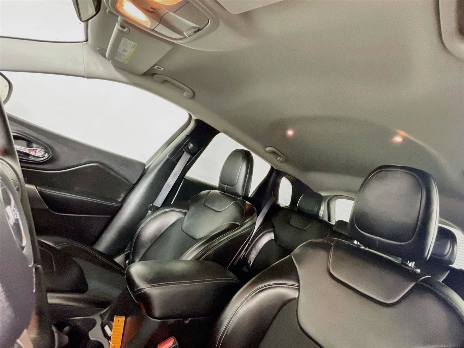 Used 2019 Jeep Cherokee Latitude Plus w/ Cold Weather Group FWD image 11