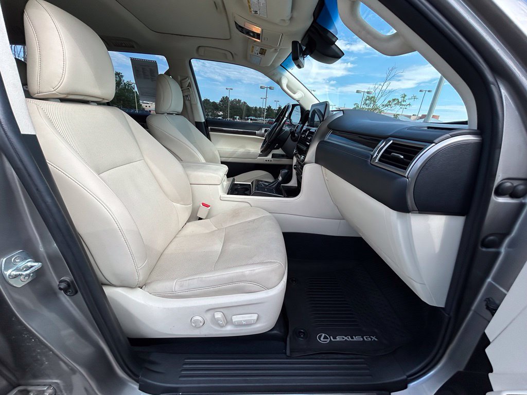 Used 2023 Lexus GX 460 Premium w/ Accessory Package AWD/4WD image 31