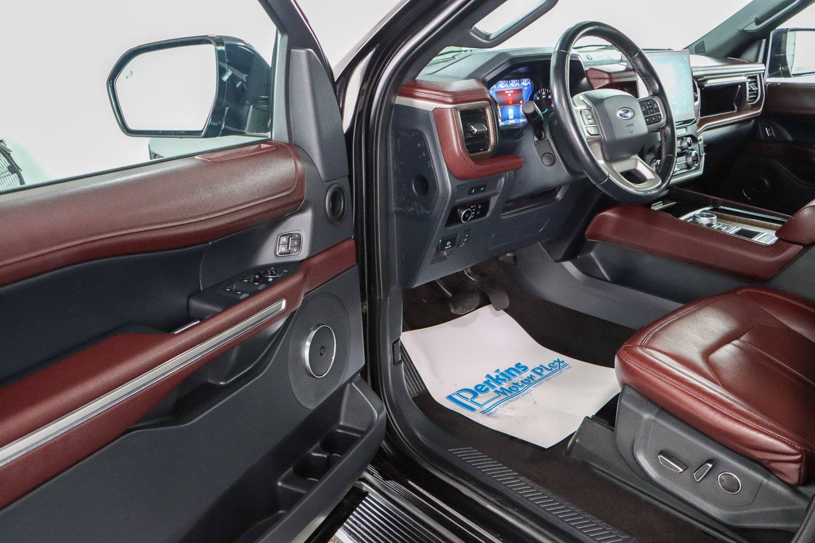 Used 2023 Ford Expedition Limited image 3