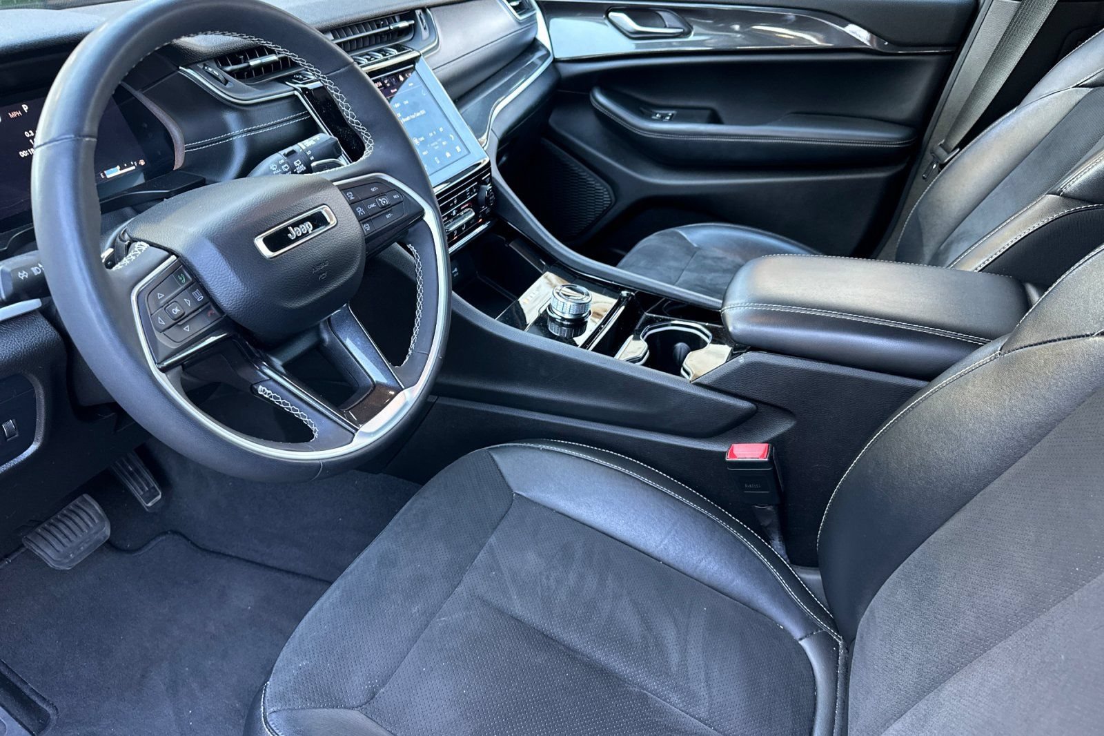 Used 2023 Jeep Grand Cherokee L Laredo AWD/4WD image 9