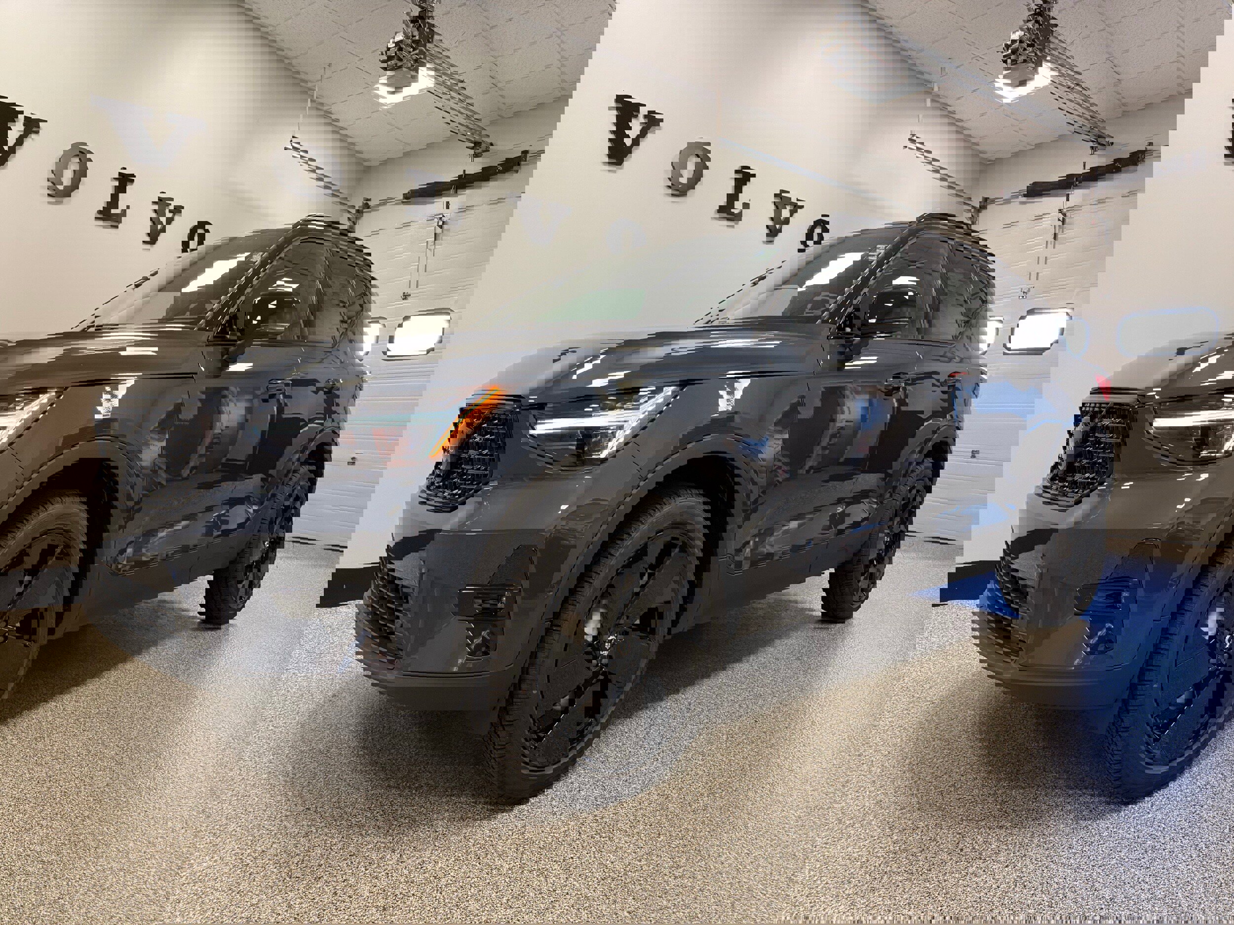 New 2026 Volvo XC40 B5 Ultra w/ Protection Package Premier image 2