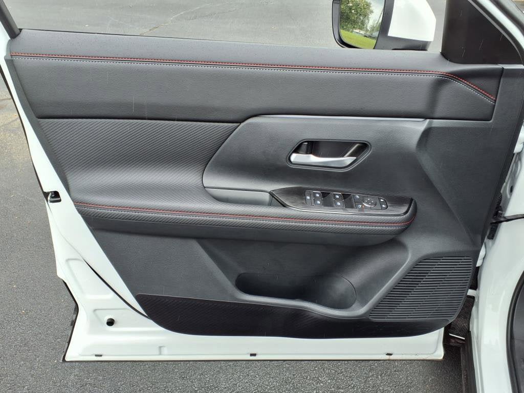 New 2025 Nissan Kicks SR FWD image 8
