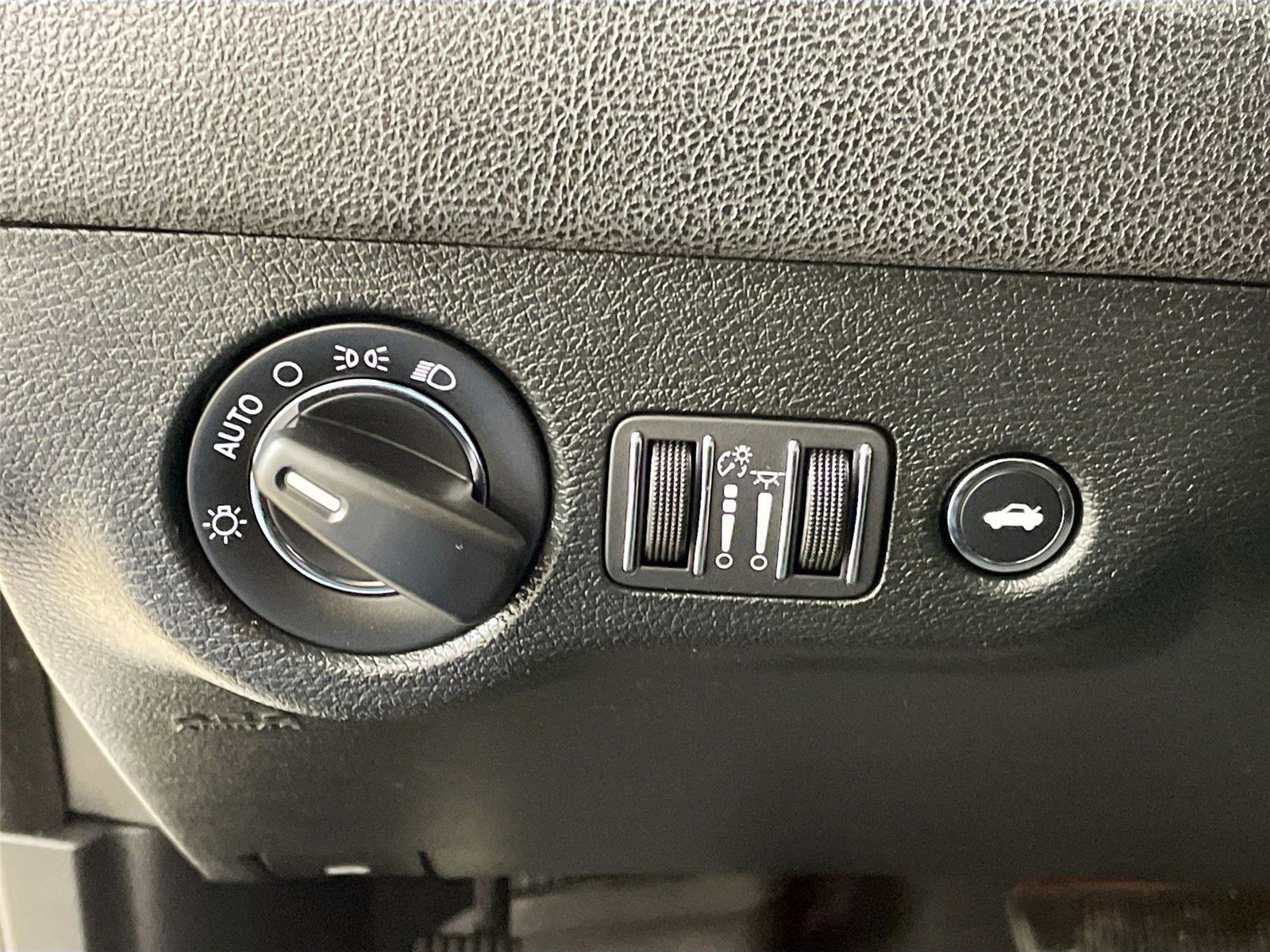 Used 2018 Chrysler 300 Touring image 10