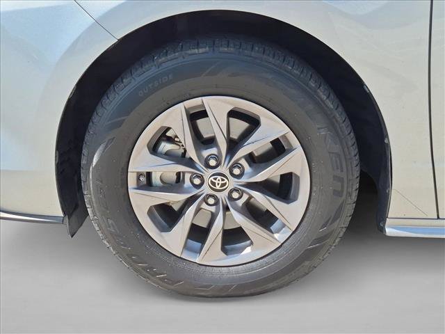 Used 2021 Toyota Sienna XLE FWD image 14