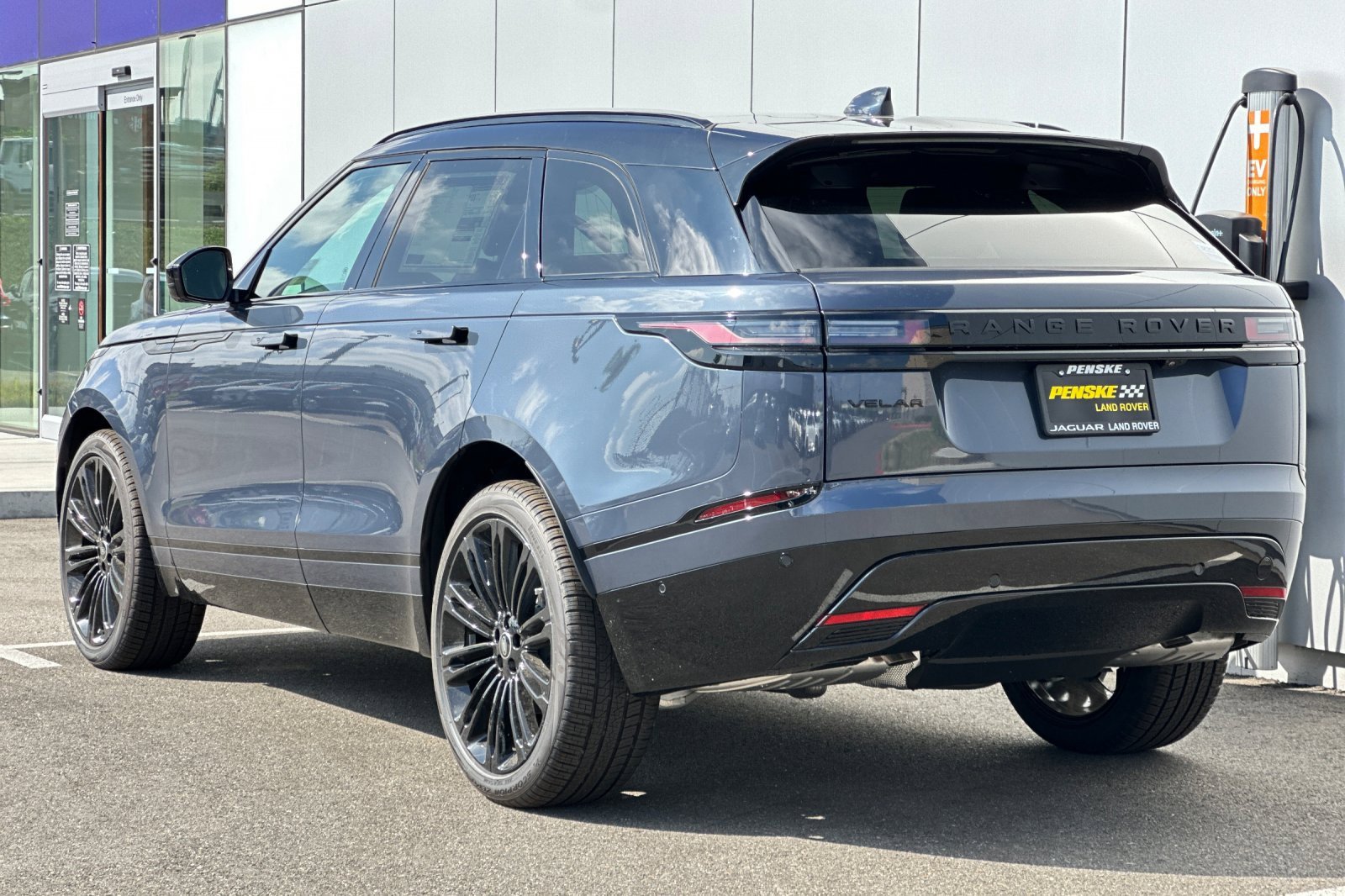 New 2026 Land Rover Range Rover Velar Dynamic SE image 3