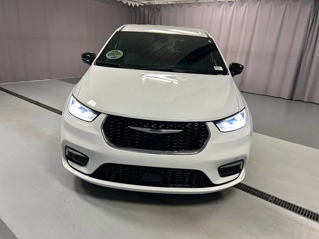 Used 2025 Chrysler Pacifica Select w/ Uconnect Theater Family Group image 2