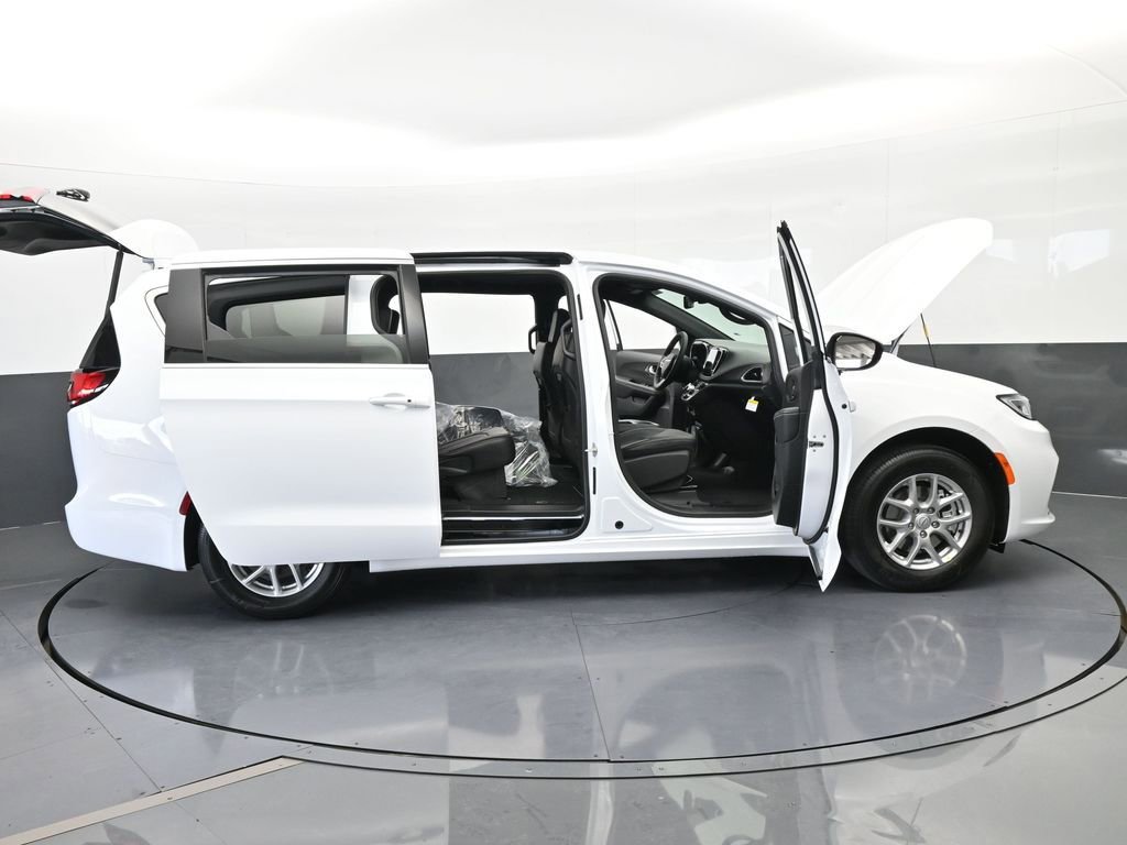 New 2026 Chrysler Pacifica Select image 65