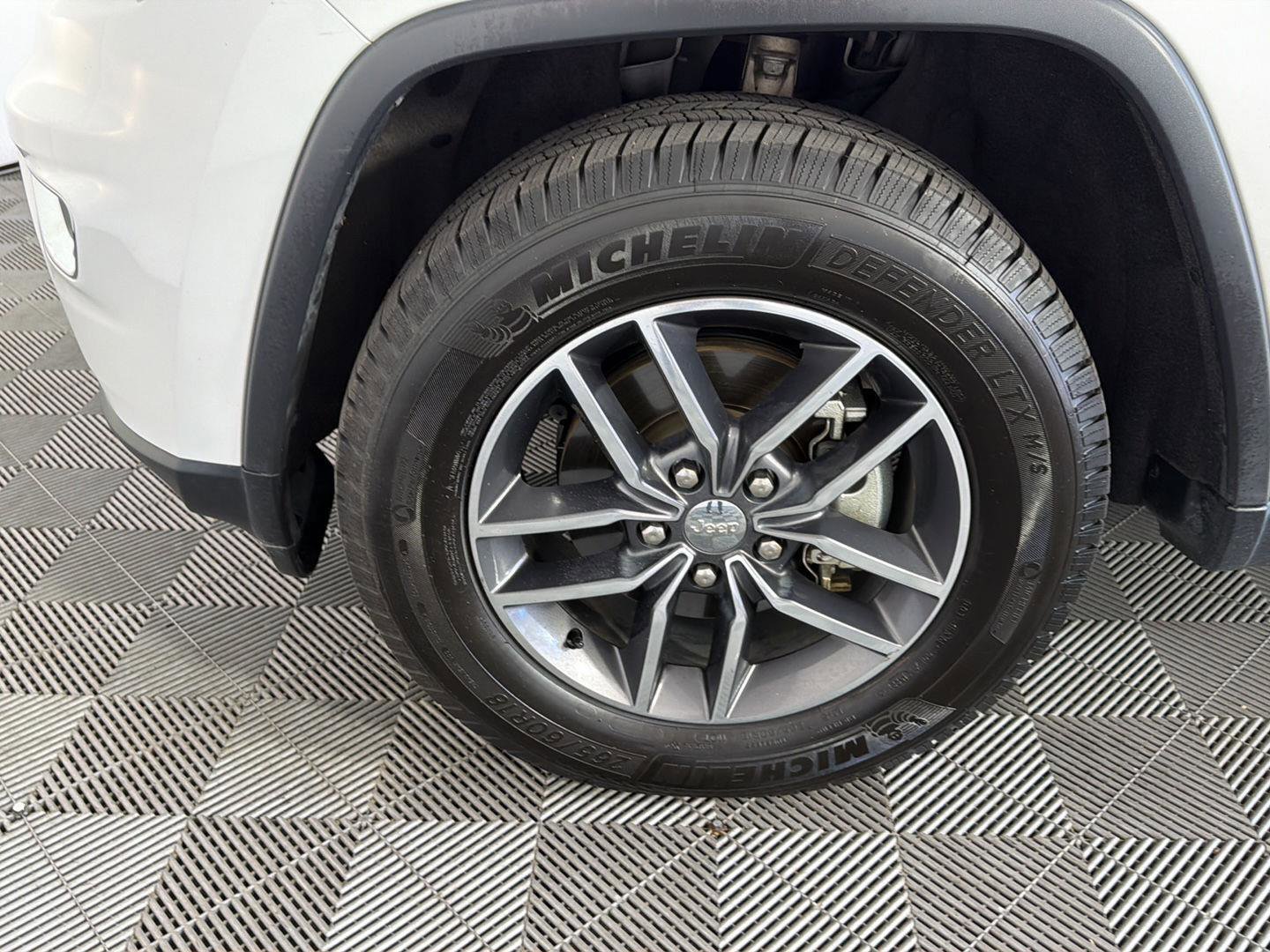 Used 2017 Jeep Grand Cherokee Limited AWD/4WD image 16