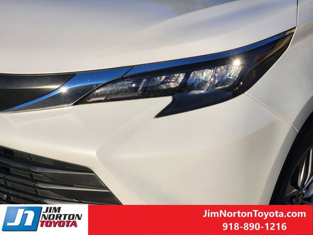 Used 2025 Toyota Sienna XLE image 11