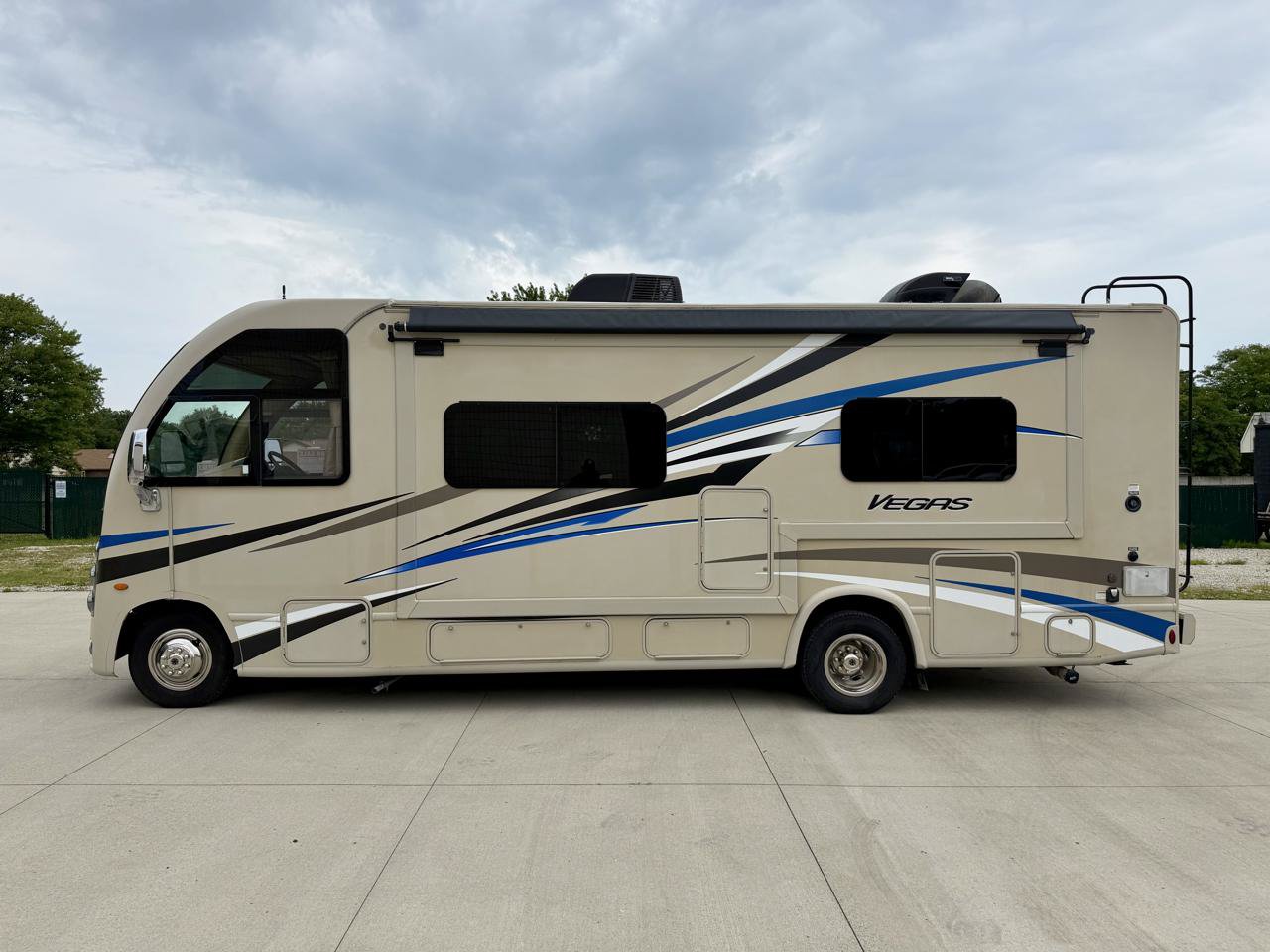 Used 2018 Ford E-450 and Econoline 450 Super Duty w/ A/C Prep Package RWD image 2
