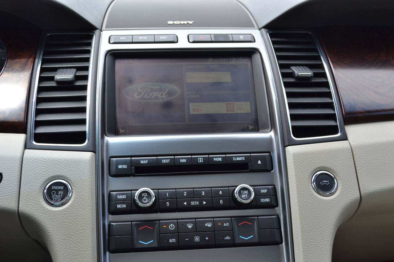 Used 2010 Ford Taurus Limited AWD/4WD image 18