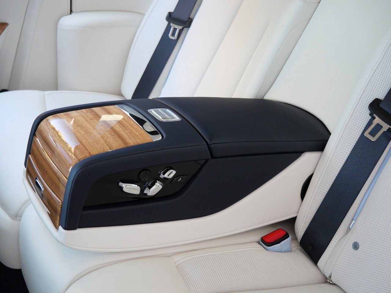 New 2025 Rolls-Royce Phantom Sedan w/ Leather Finishing Pack image 33