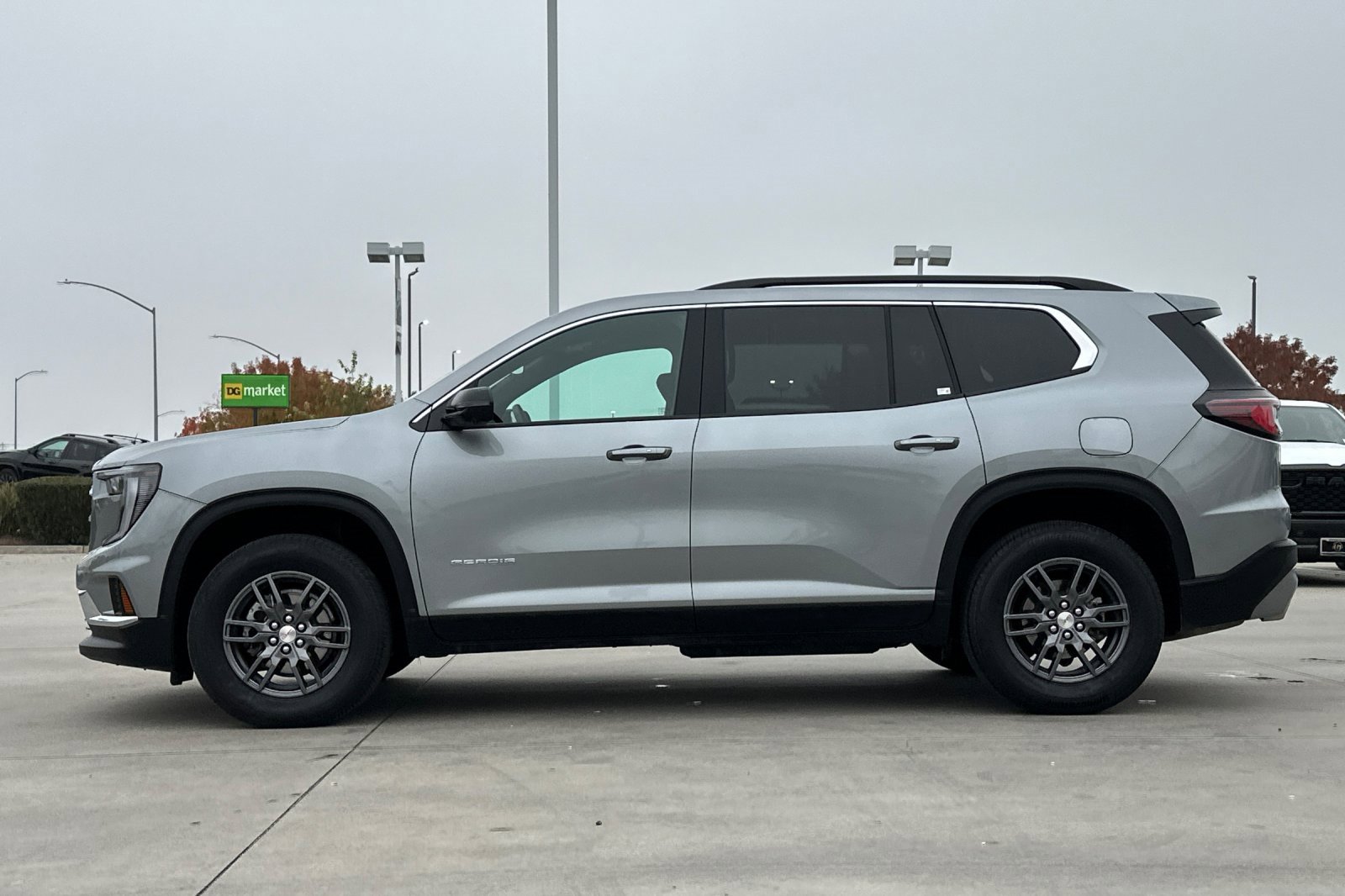 Used 2025 GMC Acadia Elevation image 3