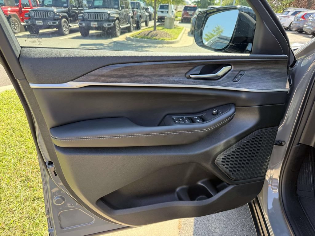 New 2027 Jeep Grand Cherokee Limited AWD/4WD image 32