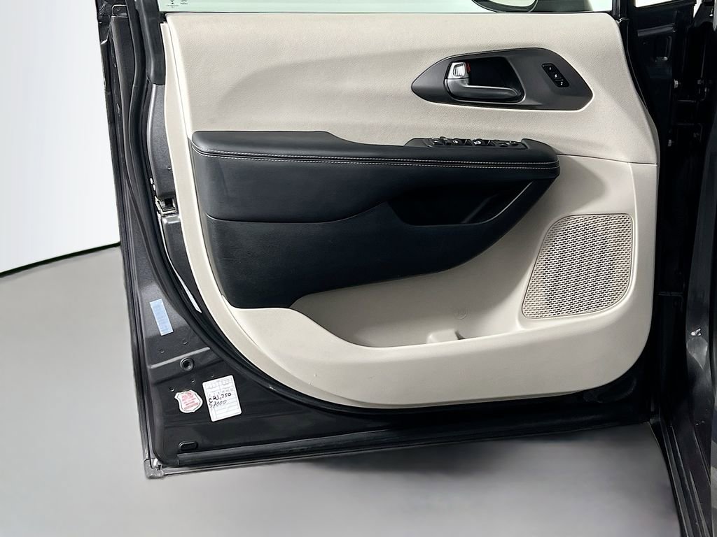 Used 2023 Chrysler Pacifica Touring-L FWD image 16