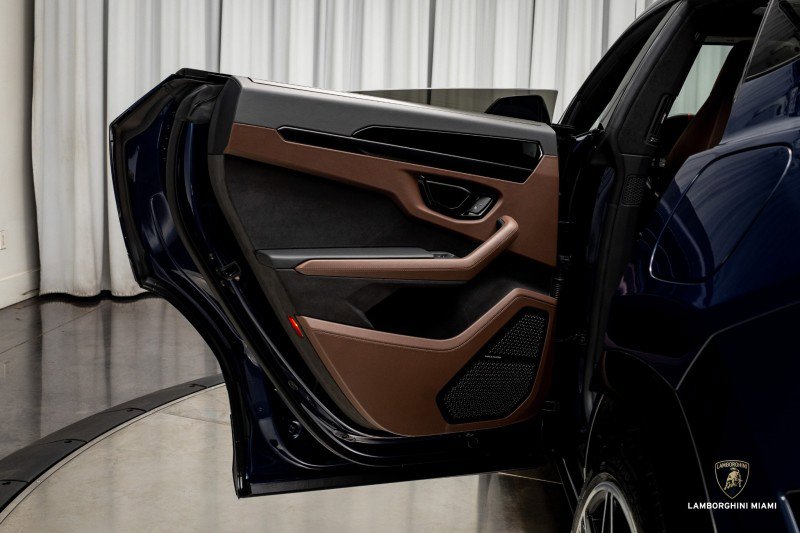 Used 2025 Lamborghini Urus SE image 47
