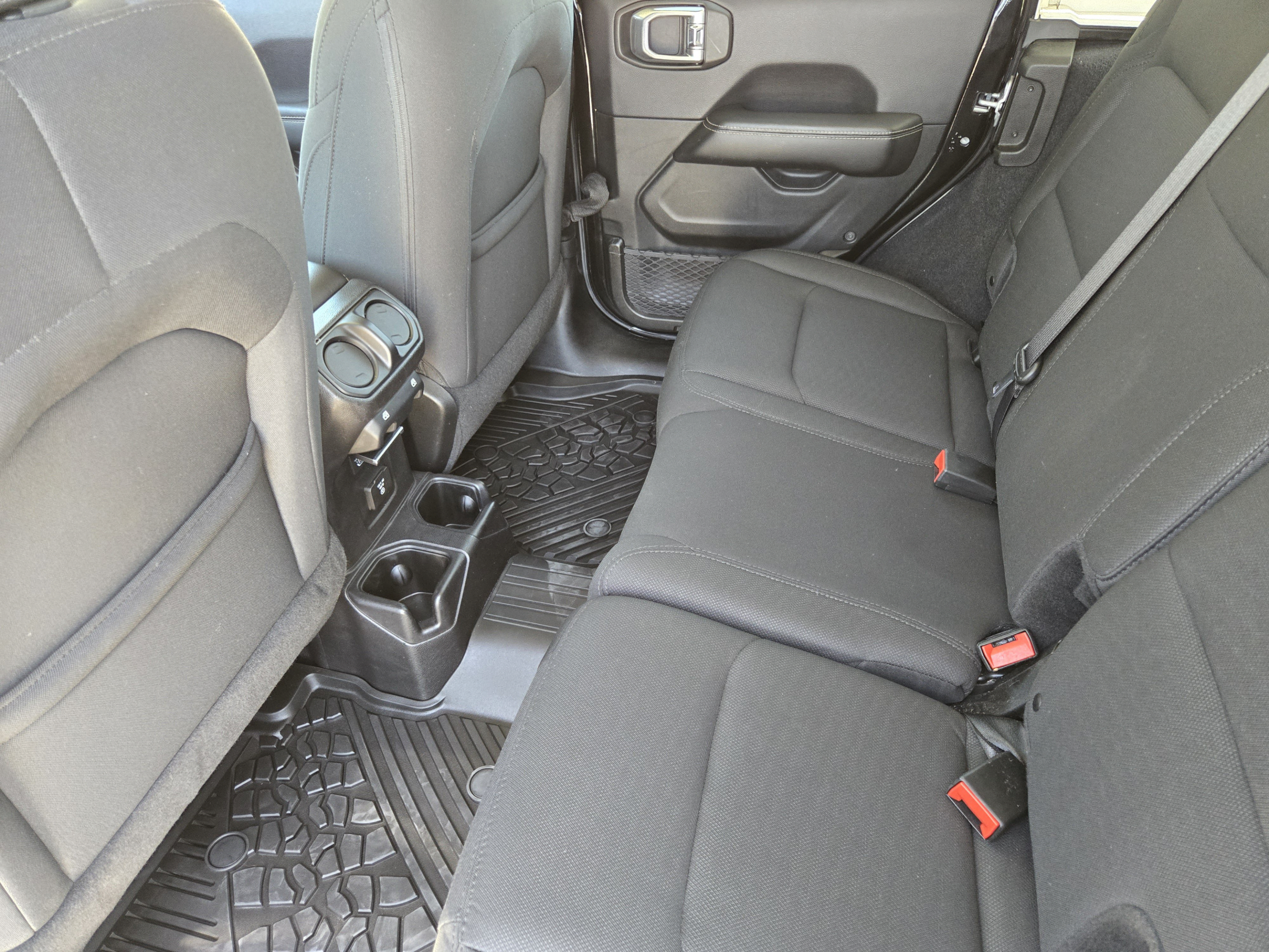 Used 2018 Jeep Wrangler Unlimited Sahara AWD/4WD image 27