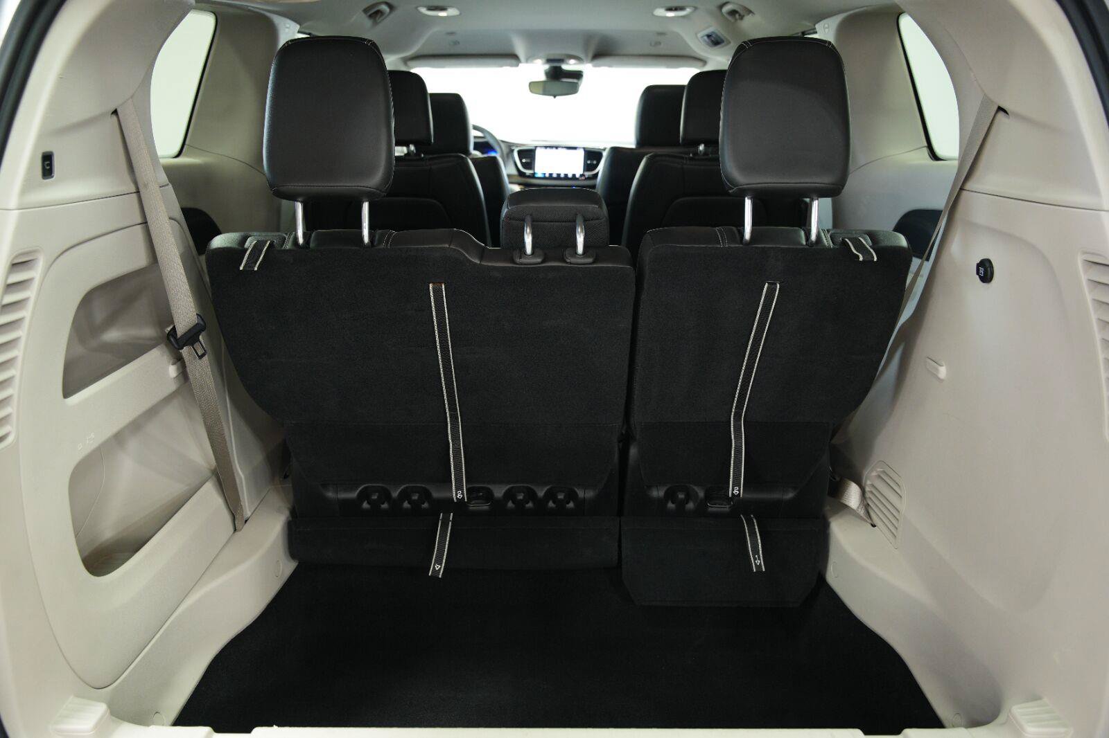 Used 2023 Chrysler Pacifica Touring-L FWD image 14