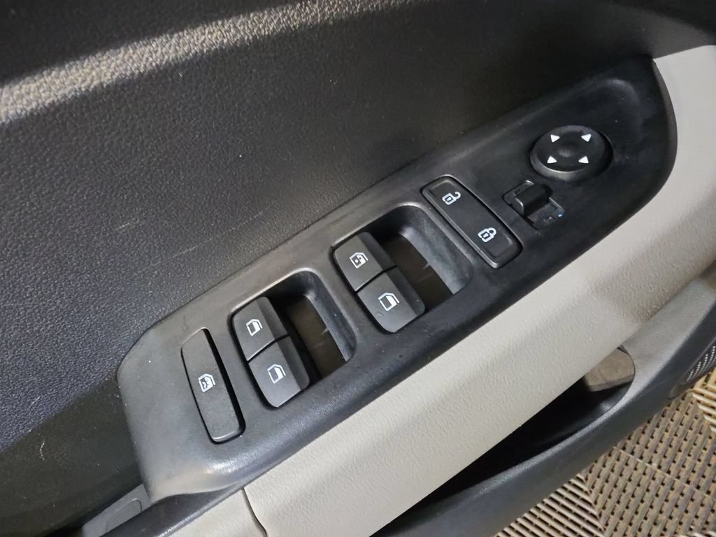 Used 2024 Hyundai Venue SEL FWD image 15