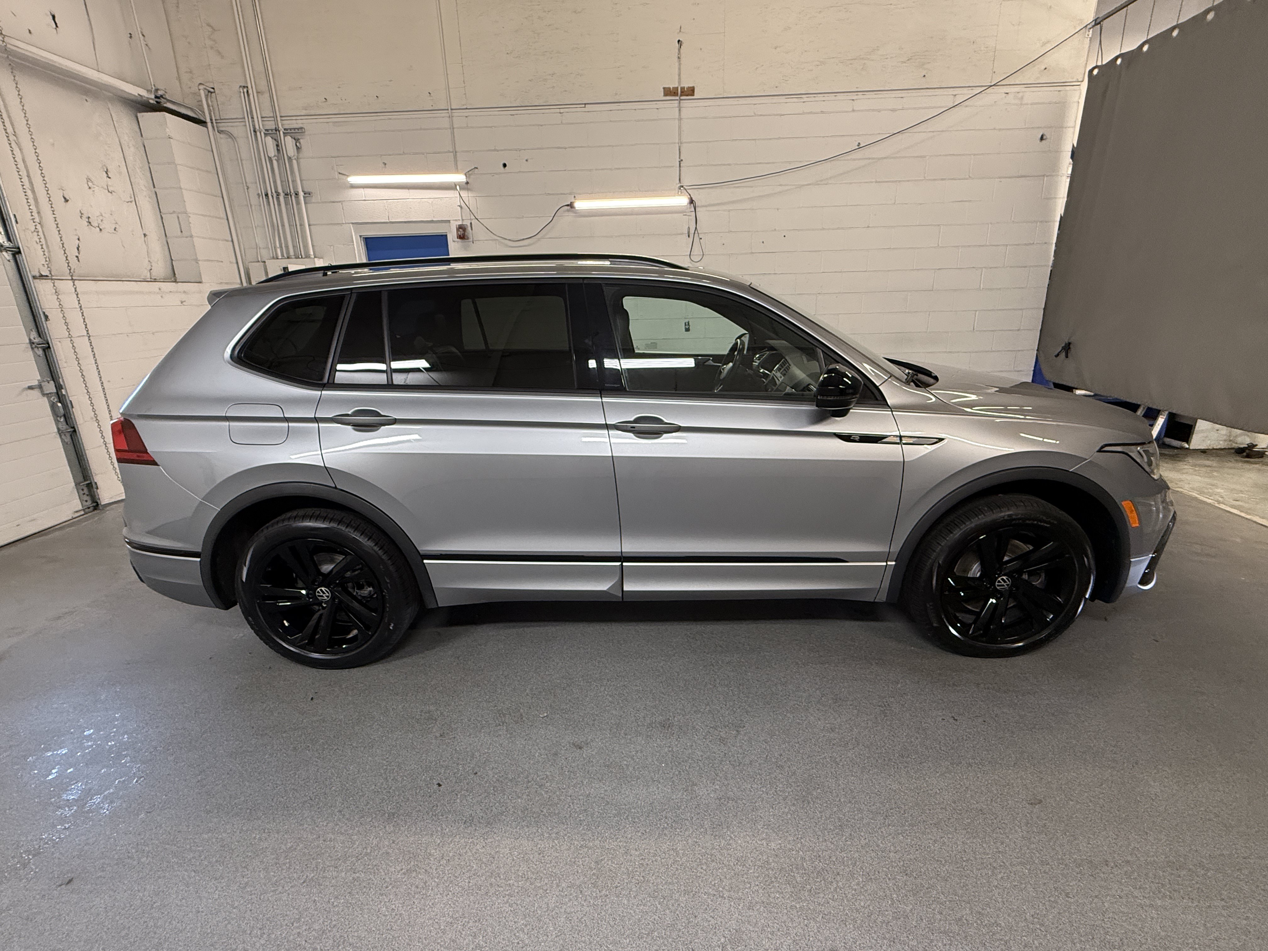 Certified 2024 Volkswagen Tiguan SE R-Line AWD/4WD image 11
