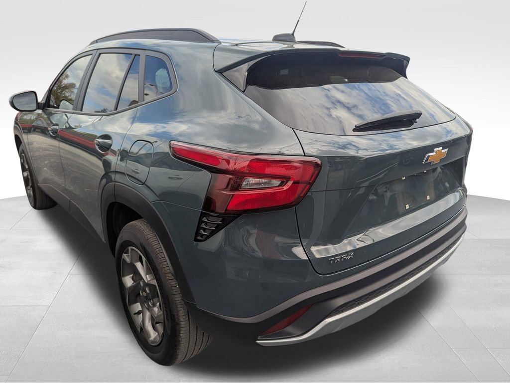 Used 2025 Chevrolet Trax LT image 5