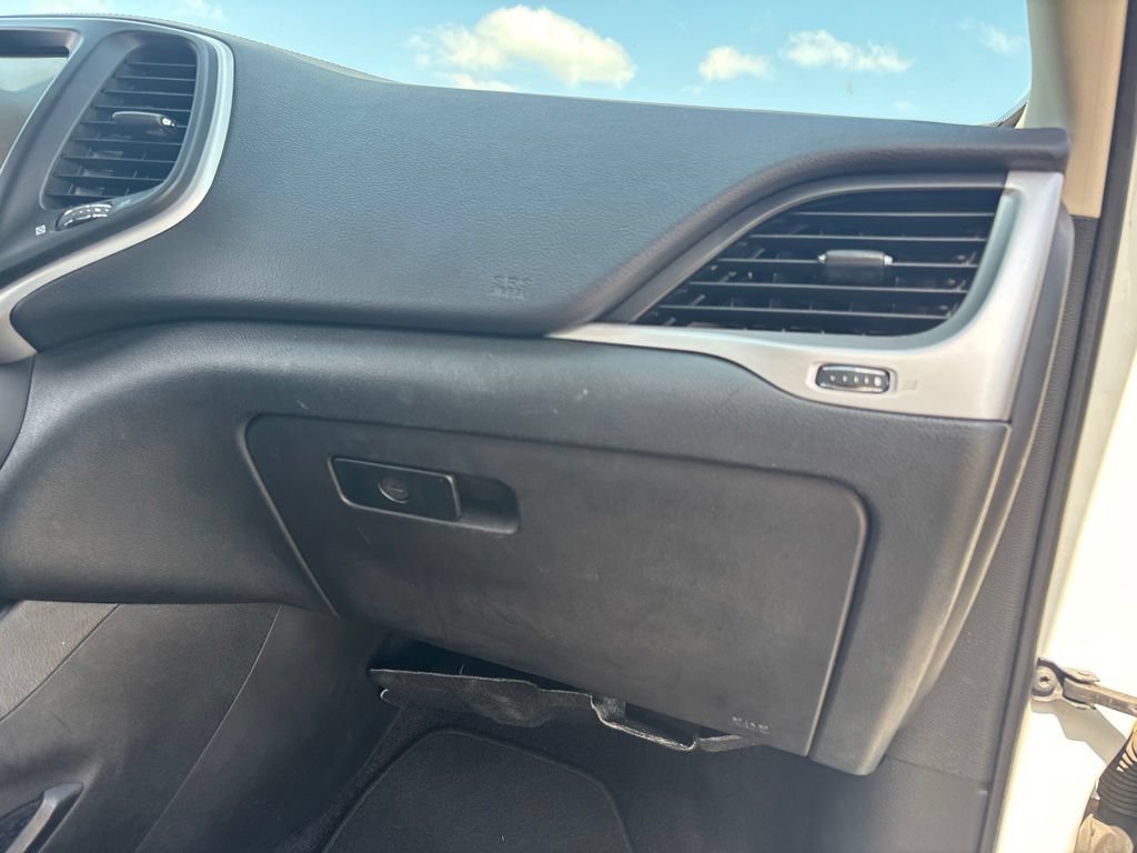 Used 2017 Jeep Cherokee Latitude w/ Comfort/Convenience Group FWD image 27