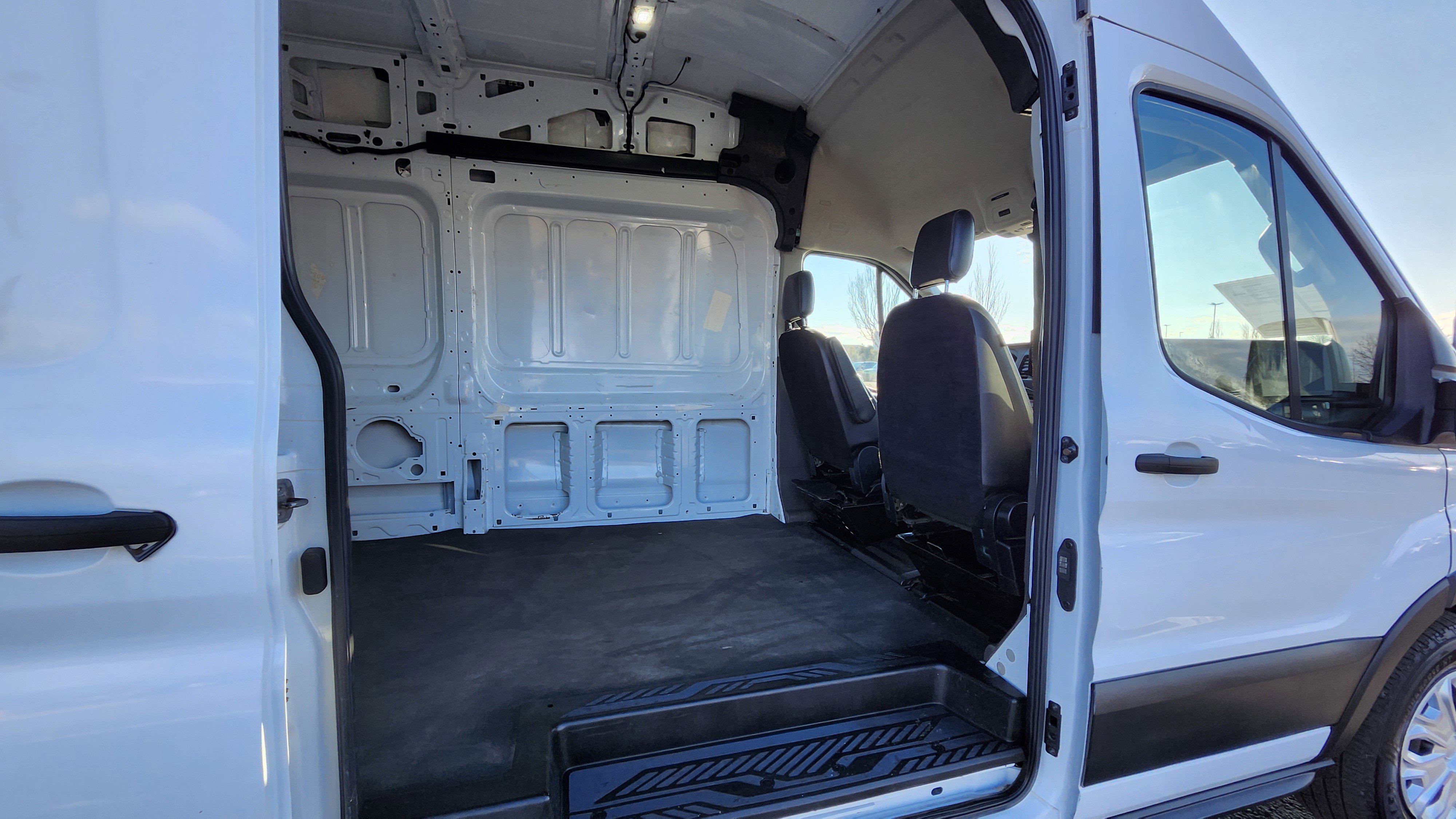 Used 2022 Ford E-Transit 148 High Roof Extended image 19