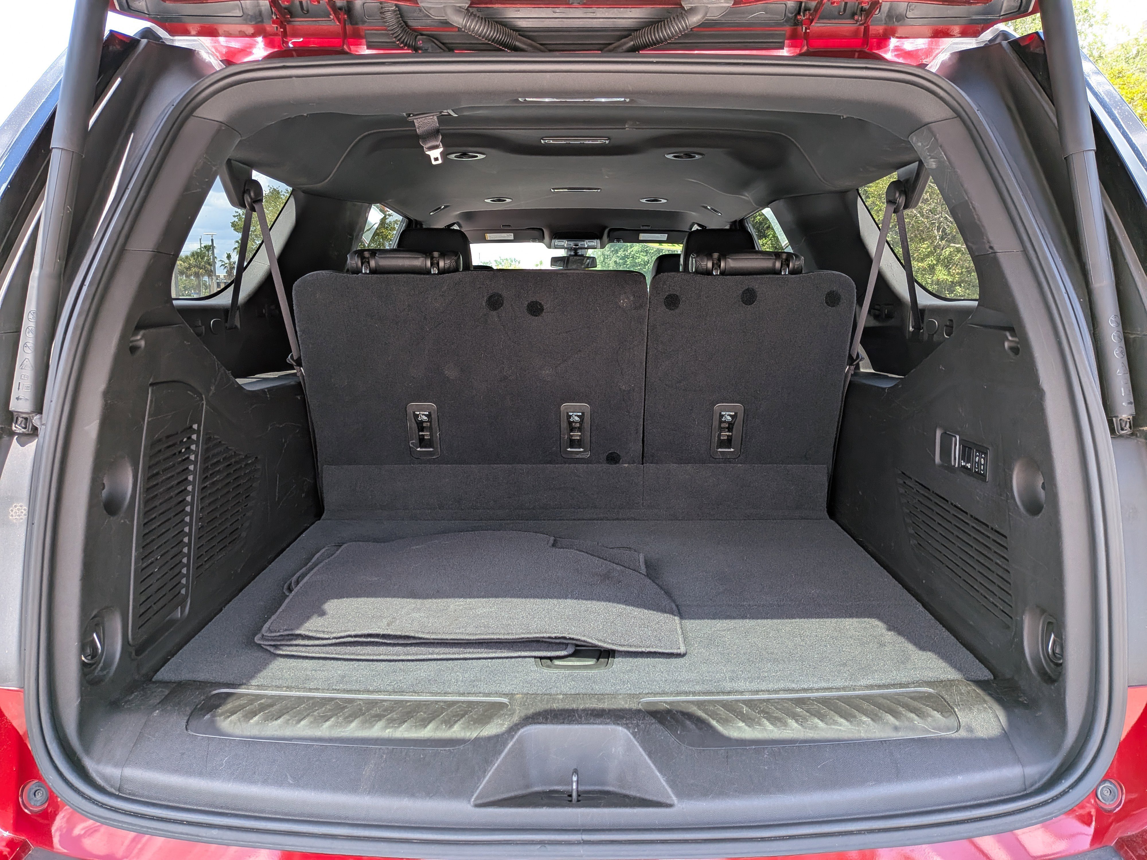 Used 2021 Chevrolet Suburban LT w/ Luxury Package RWD image 13