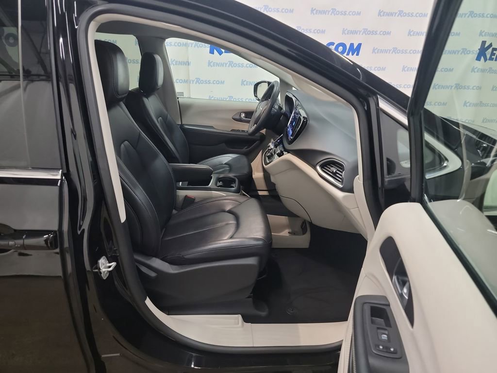 Used 2024 Chrysler Pacifica Touring-L image 13