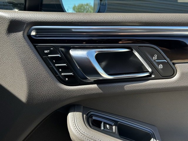 Certified 2025 Porsche Macan image 28