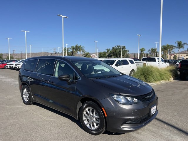 Used 2022 Chrysler Voyager LX image 2