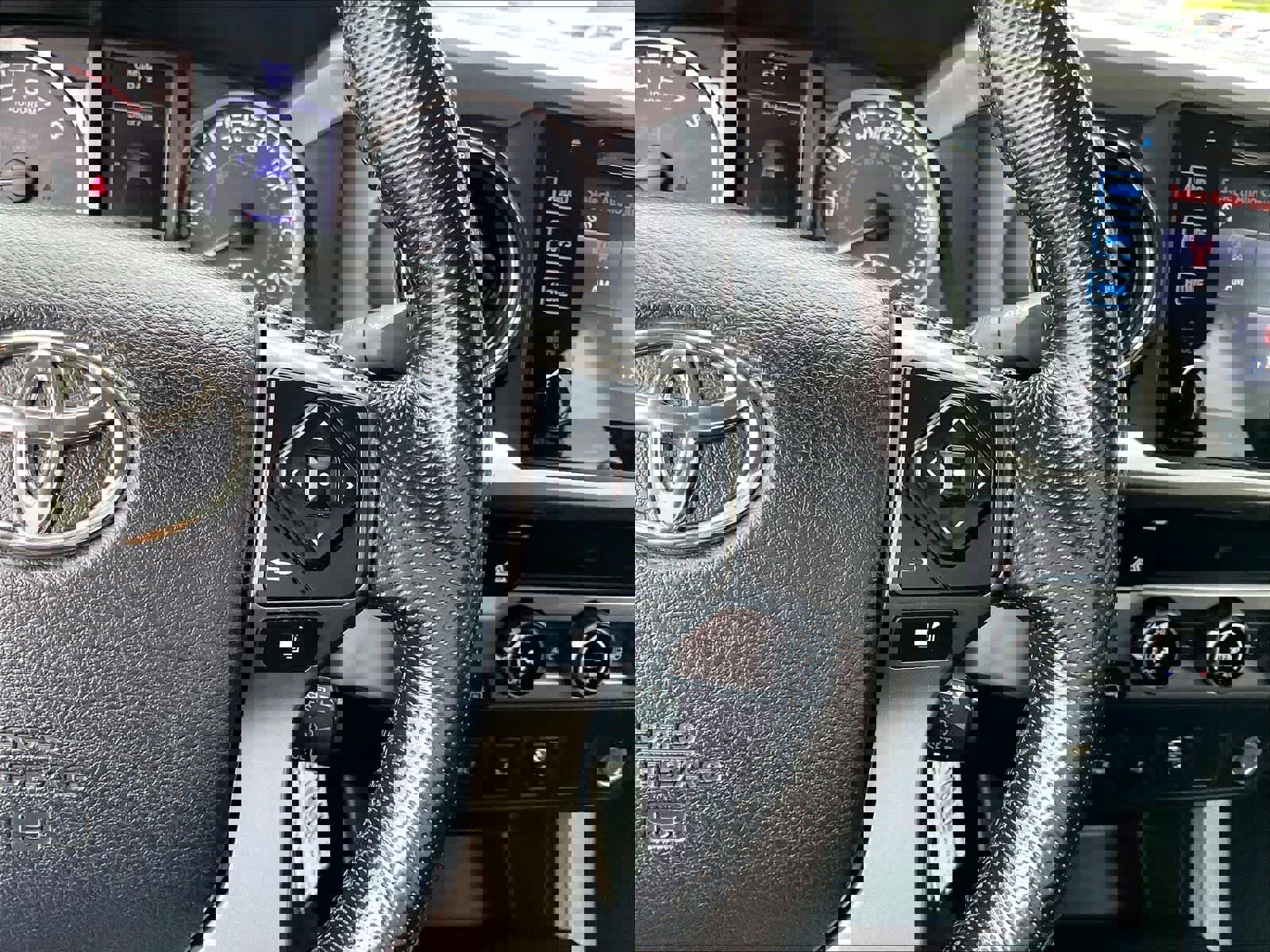 Used 2016 Toyota Tacoma SR5 w/ SR5 Appearance Package (DN) image 20