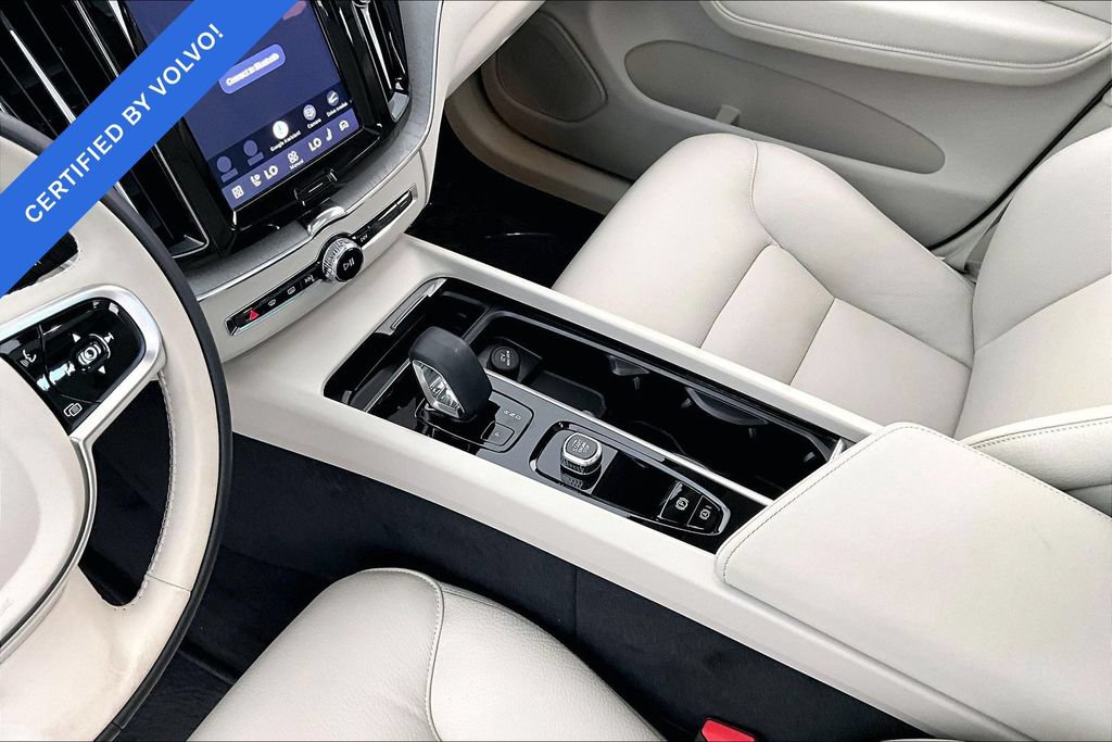 Certified 2025 Volvo XC60 B5 Plus AWD/4WD image 18