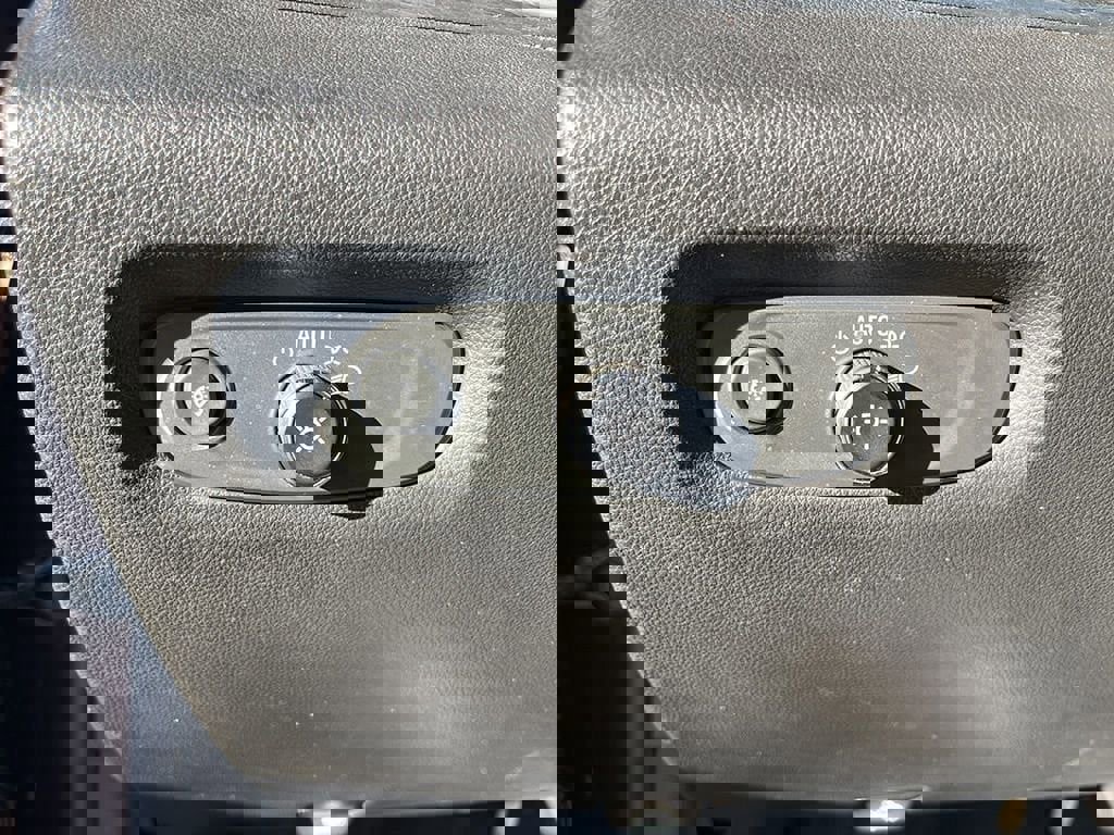 Used 2023 Chevrolet Traverse LT image 28