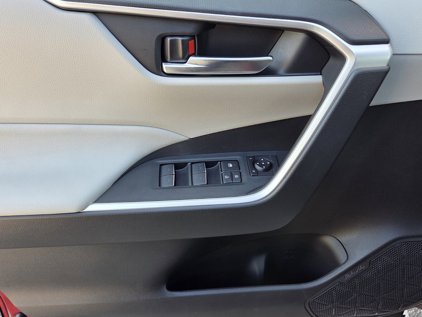 Used 2025 Toyota RAV4 XLE w/ Convenience Package AWD/4WD image 7