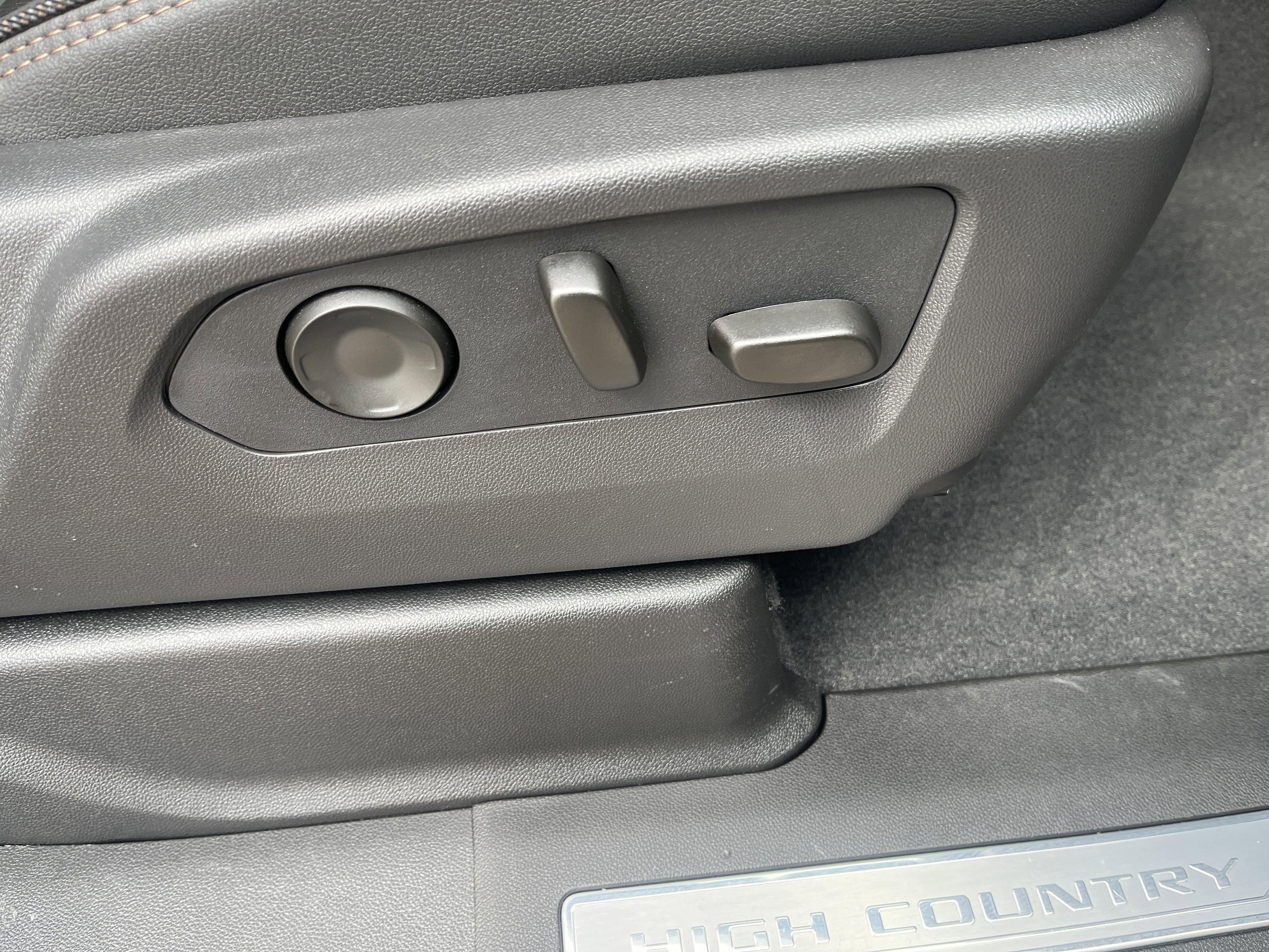 Used 2025 Chevrolet Tahoe High Country image 21