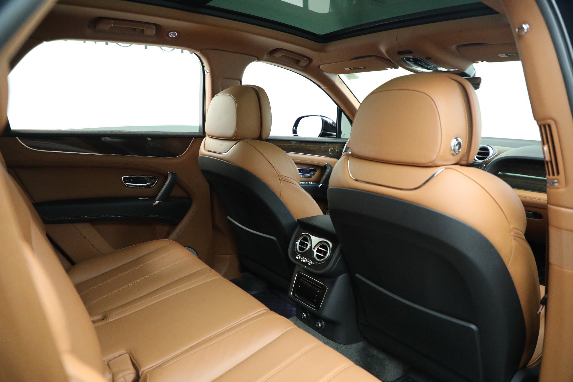 Certified 2018 Bentley Bentayga Onyx Edition image 27