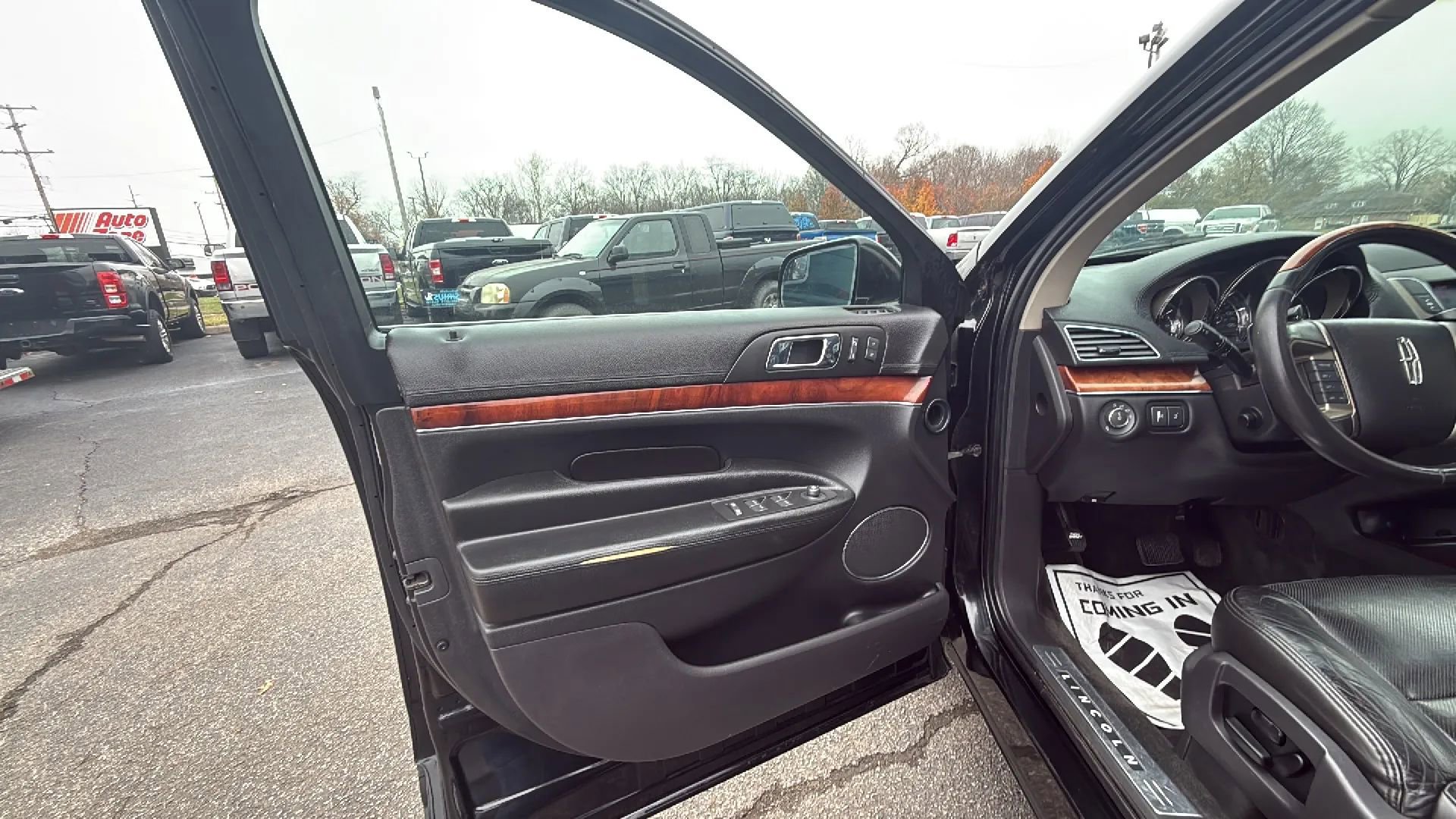 Used 2010 Lincoln MKT AWD image 9