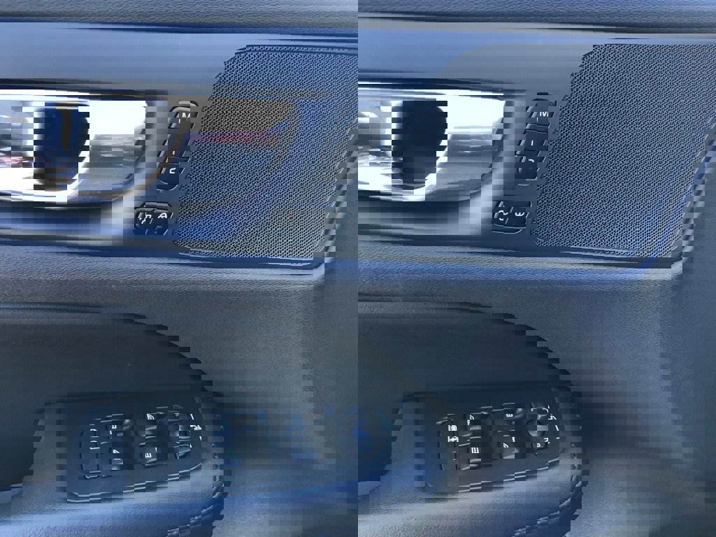 Used 2025 Volvo V60 B5 Cross Country Plus image 11