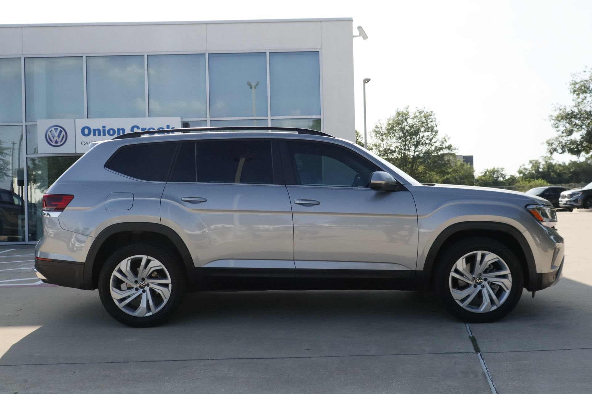 Used 2021 Volkswagen Atlas SE w/ Panoramic Sunroof Package FWD image 4