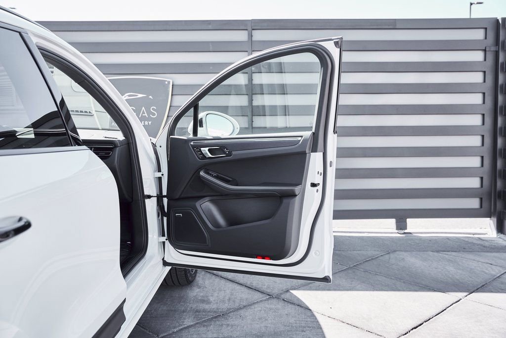 Used 2025 Porsche Macan GTS image 25