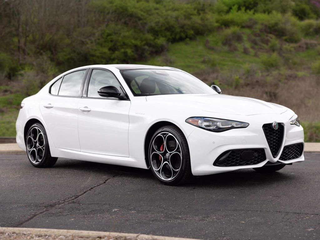 Used 2024 Alfa Romeo Giulia Veloce image 11