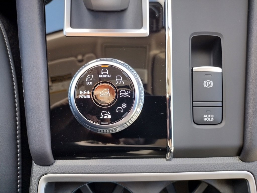 New 2025 Mitsubishi Outlander SE image 24