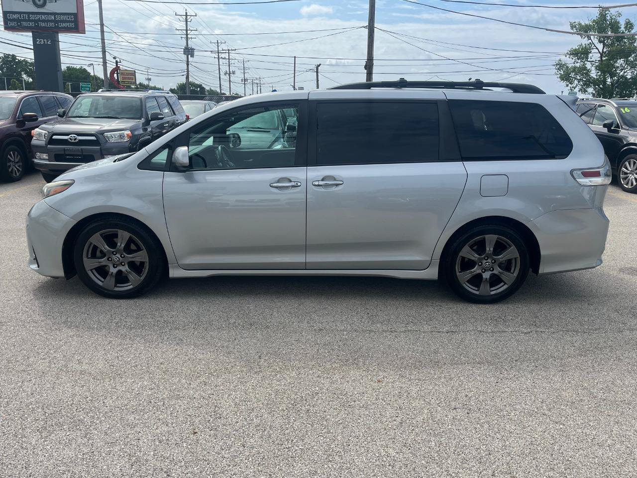 Used 2019 Toyota Sienna SE w/ SE Preferred Package FWD image 2
