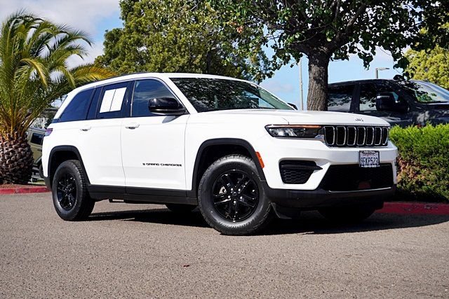 Certified 2023 Jeep Grand Cherokee Laredo RWD image 2