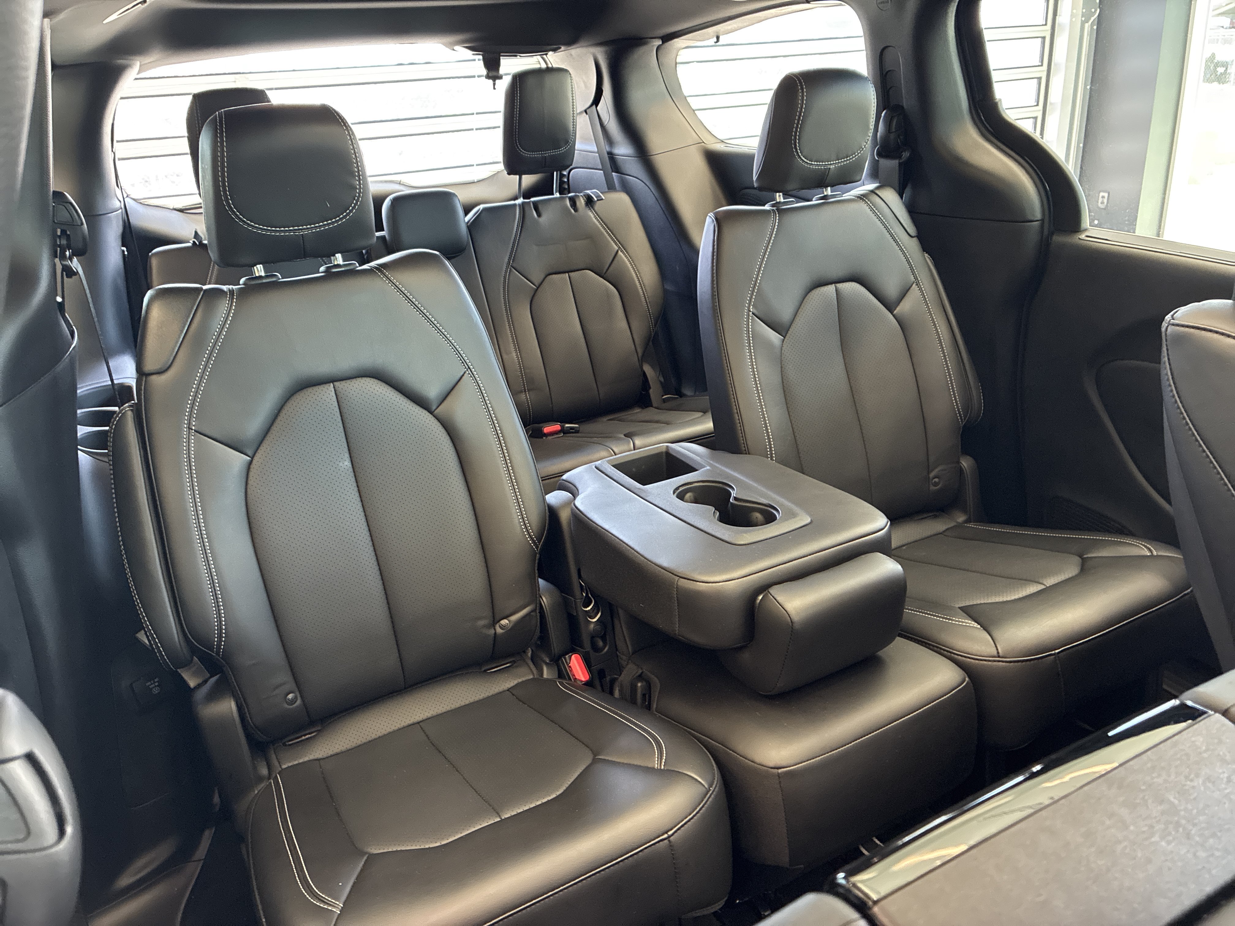 Certified 2025 Chrysler Pacifica Select w/ Uconnect Theater Family Group FWD image 19