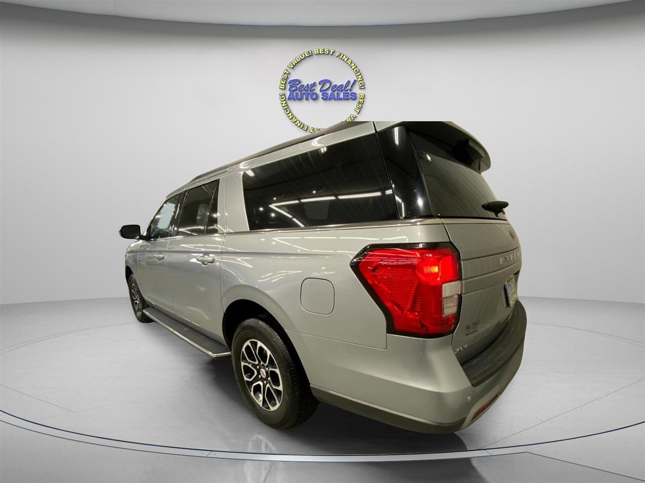 Used 2023 Ford Expedition Max XLT image 3