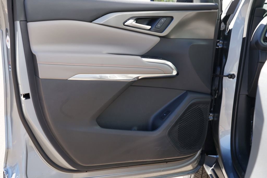 Used 2025 Chevrolet Traverse LT image 14