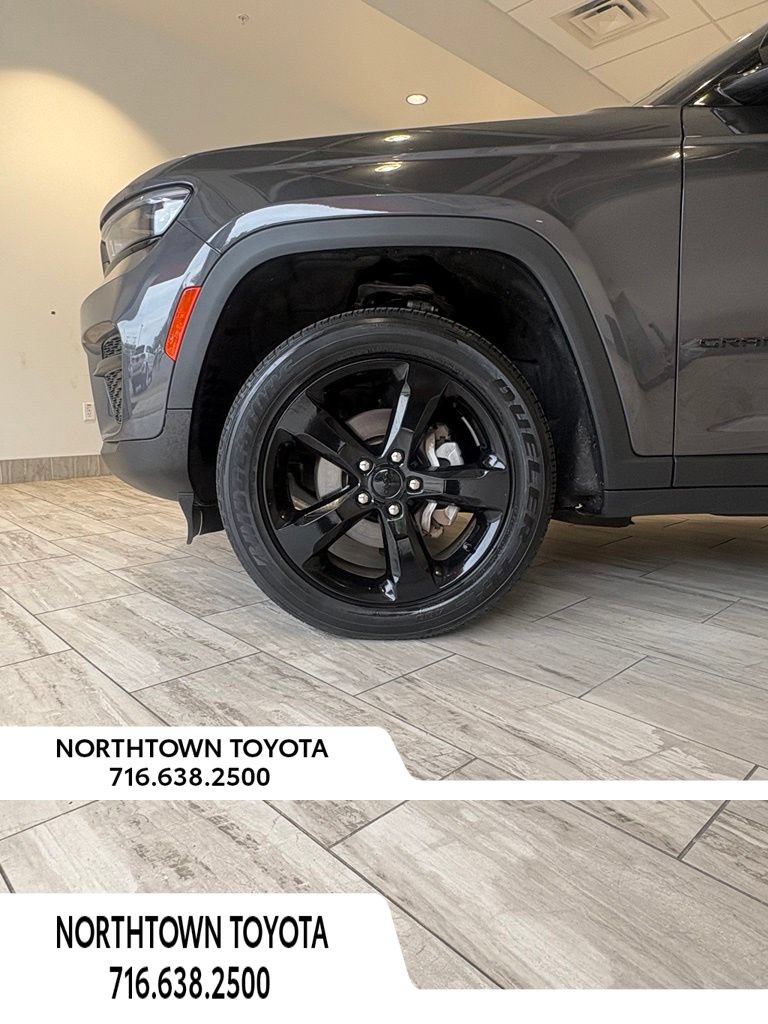 Used 2023 Jeep Grand Cherokee Altitude AWD/4WD image 23