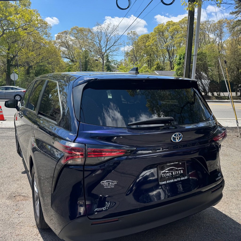 Used 2022 Toyota Sienna LE AWD/4WD image 3
